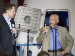 NASA’s Chief Meets with SpaceX CEO to View SpaceX Dragon Capsule after Historic Mission